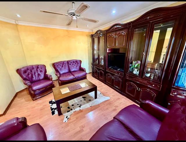 6 BEDROOM HOUSE FOR SALE IN HAYFIELDS